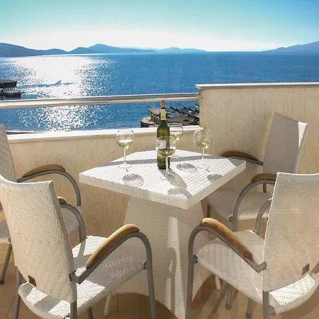 Apartment With Sea View 01 *